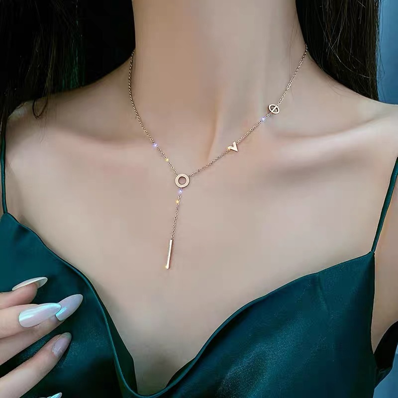 Ht ไทเทเนียมเหล ็ ก Colorfast LOVE Letter สร ้ อยคอแฟชั ่ นหญิงสแตนเลส Clavicle Chain Collar