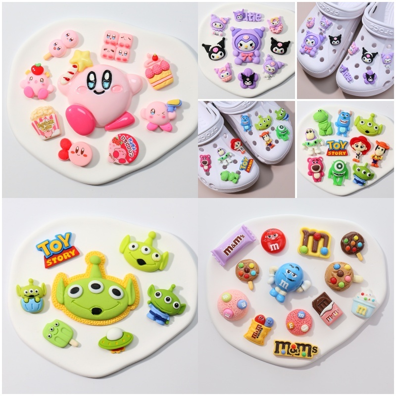 Jibbitz จิ๊บบิท อุปกรณ์ตกแต่งรองเท้า ชุดเซต Charms ตัวการ์ตูนน่ารัก ลายหลากหลาย แบบหัวเข็มขัด/มีรู