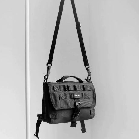 *kaiyin* Balenciag* 2024 ใหม่คลาสสิกโลโก้ประณีตแฟชั่นสบายๆผู้ชาย One Shoulder Crossbody กระเป๋าถือ