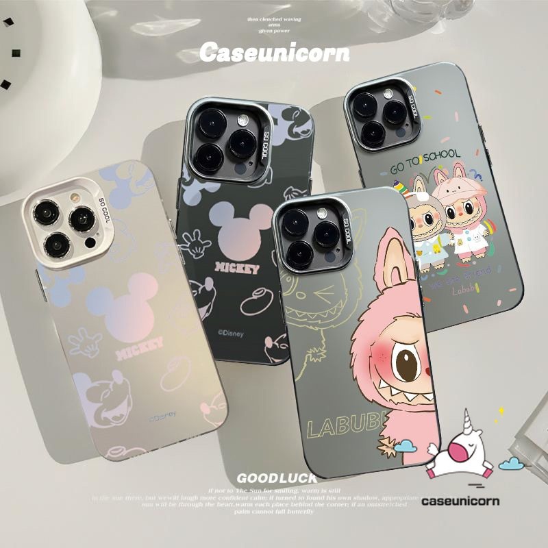 การ ์ ตูนคู ่ อินเทรนด ์ แบรนด ์ หรูหราชุบเลนส ์ โลหะสําหรับIPhone 15 12 11 13 14 Pro Max 7Plus XS Max XR X 8 7 Plus SE 2020 น ่ ารักPop Mart Labubu Pearly Mickeyกรณี