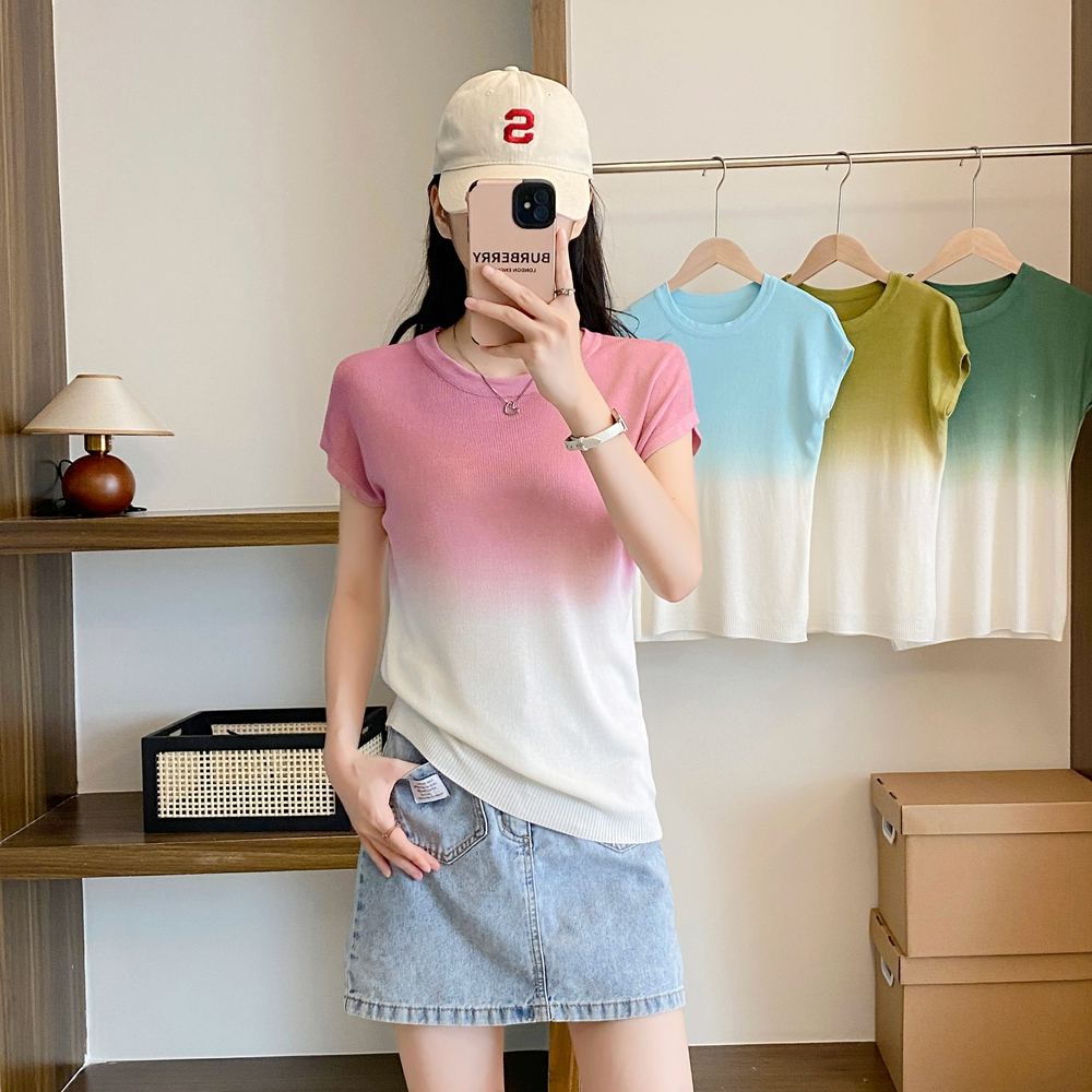 ฤดูร้อนสไตล์ใหม่ผ้าไหมน้ําแข็งแขนสั้นเสื้อกันหนาวผู้หญิงไล่โทนสีสีเสื้อยืด โดปามีน แฟชั่นแขนบินขนาดเล็กด้านบน