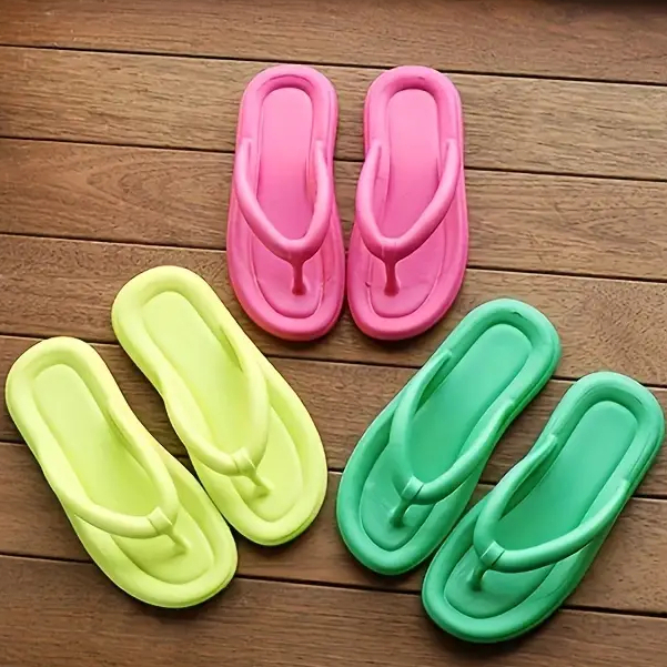 รองเท้าแตะสีทึบของผู้หญิง รองเท้าแตะฤดูร้อนแบบสบาย ๆ รองเท้าแตะห้องน้ำน้ำหนักเบาในบ้าน