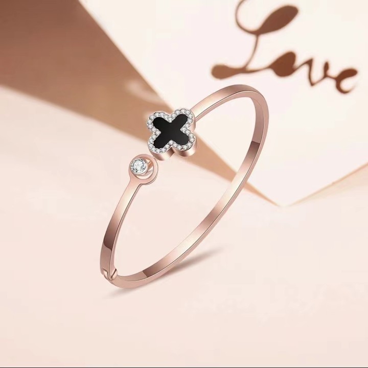 Disney Four-Leaf Clover สร้อยข้อมือ Lucky Four-Leaf Clover ประณีตหรูหราสดสุภาพสตรีสร้อยข้อมือ Niche Design ฤดูใบไม้ผลิฤดูร้อนดอกไม้ภาษาสร้างสรรค์สร้อยข้อมือ