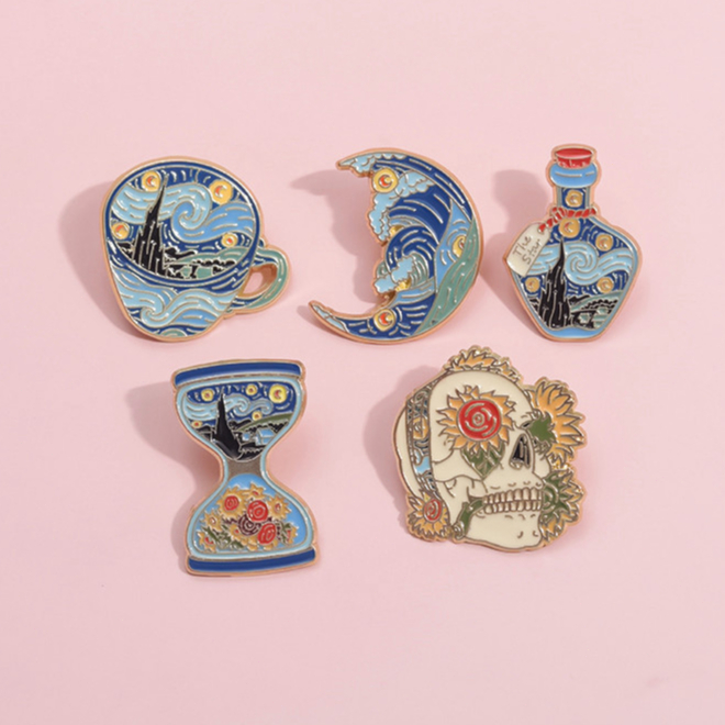 Art Night Starry Sky เข็มกลัด Pins Moon นาฬิกาทรายเข็มกลัดป้ายโลหะกระเป๋าเป้สะพายหลังเสื้อผ้าอุปกรณ์เสริมของขวัญสําหรับเด็กเพื่อน