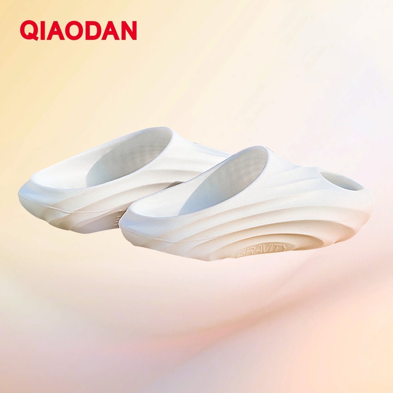 Qiaodan Yinlituo Man รองเท้าแตะสไลด์ด้านล่างนุ่มระบายอากาศสวมใส่กลางแจ้ง XM25241101