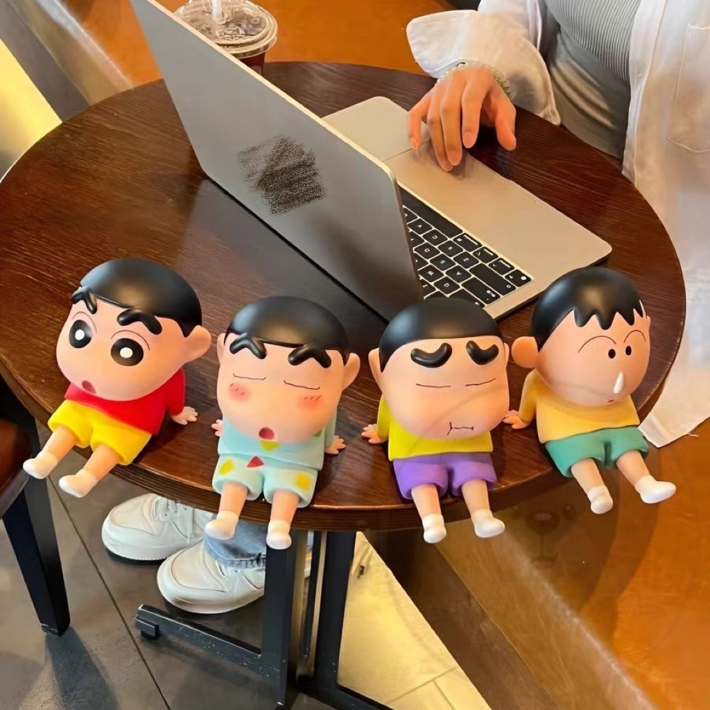 Crayon Shin-Chan ขาตั้งโทรศัพท์มือถือเดสก์ท็อปตกแต่งน่ารักห้องนั่งเล่น