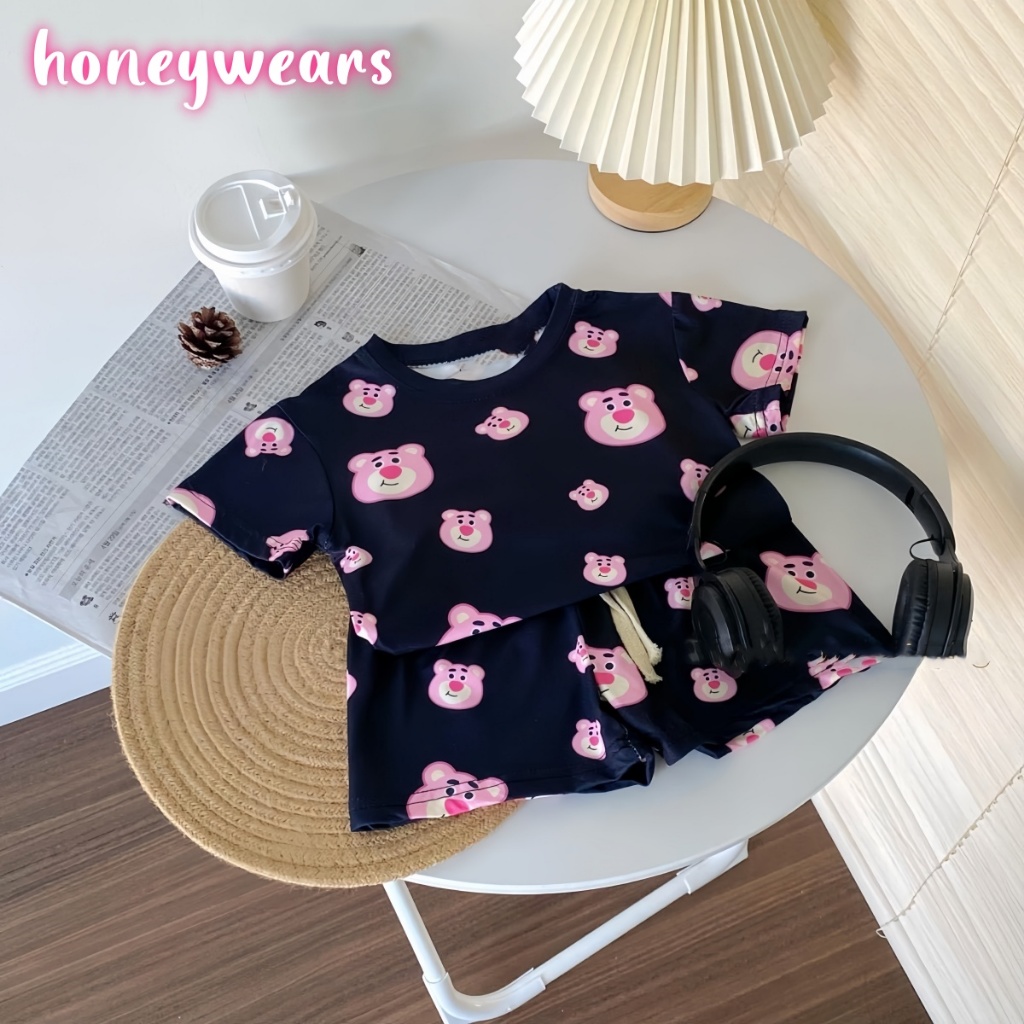 honeywears พร้อมส่ง ชุดแฟชั่นเด็กผู้หญิง ชุดเซ็ทหมีล็อตโซ่ เสื้อยืดคอกลมกางเกงขาสั้น สไตล์เกาหลี ฤดูร้อน ไซส์ 100-150