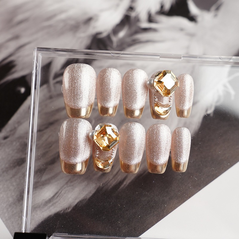 Sophiaura Handmade Dream Paris สั้นรูปสี่เหลี่ยมคางหมู Cat Eye เคล็ดลับฝรั่งเศสสีทอง Rhinestone การออกแบบธรรมดาเงาหรูหราเล็บปลอมนํากลับมาใช้ใหม่กดบนเล็บสาวของขวัญ Cod Nail Art