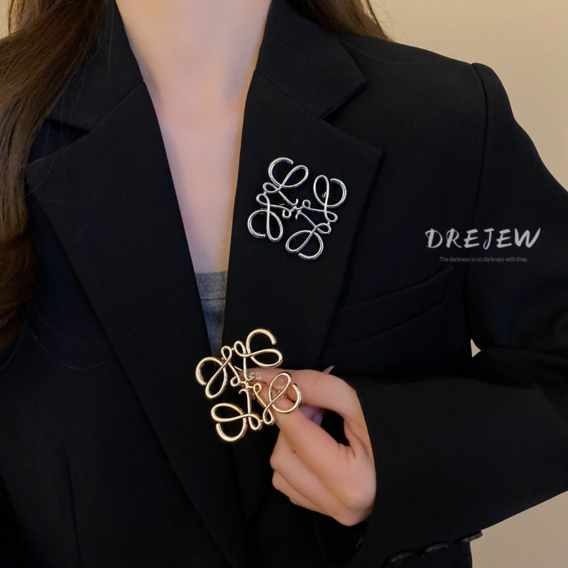 DREJEW เดรช ยุโรปและอเมริการะดับไฮเอนด์สีทองตารางกลวงเข็มกลัดสําหรับผู้หญิงแสงหรูหราอารมณ์ชุดเสื้อยกทรงอเนกประสงค์ส่วนบุคคลเรขาคณิตเข็มกลัด