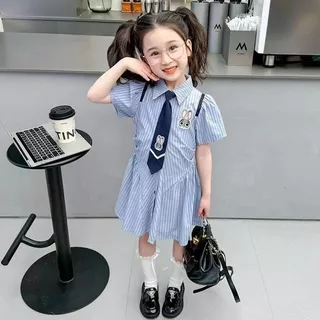 2024 สาวฤดูร้อนเสื้อชุดเด็กสบายๆ สถาบันการศึกษา สไตล์เสื้อผ้าเด็กวัยหัดเดินลายนักเรียนจบการศึกษาชุดการ์ตูน