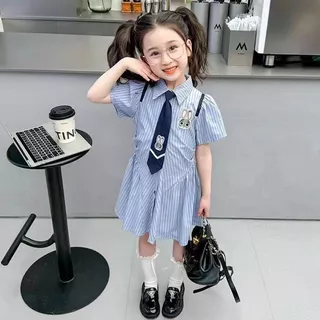 2024 สาวฤดูร้อนเสื้อชุดเด็กสบายๆ สถาบันการศึกษา สไตล์เสื้อผ้าเด็กวัยหัดเดินลายนักเรียนจบการศึกษาชุดการ์ตูน