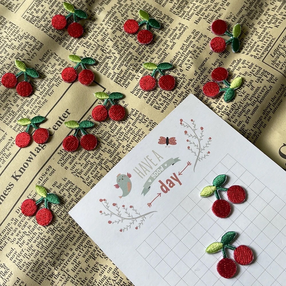 10 ชิ้น Mini Cherry แพทช์ปักสติกเกอร์เหล็กบนแพทช์สําหรับเสื้อผ้า Applique DIY เสื้อผ้าต่างหูอุปกรณ์เสริม