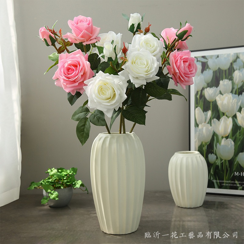 กุหลาบให้ความชุ่มชื้นพื้นผิวสามที่มีการตกแต่งสีขาวจําลองห้องนั่งเล่นการจัดดอกไม้ในร่มตกแต่งโต๊ะรับประทานอาหารดอกไม้ประดิษฐ์