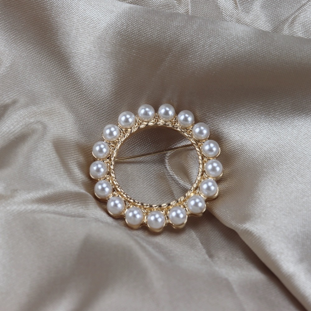 Pearl Garland แหวนเข ็ มกลัดดอกไม ้ ผ ้ าพันคอผ ้ าไหมหัวเข ็ มขัดเสื ้ อผ ้ าอุปกรณ ์ เสริมโลหะผสม Corsage