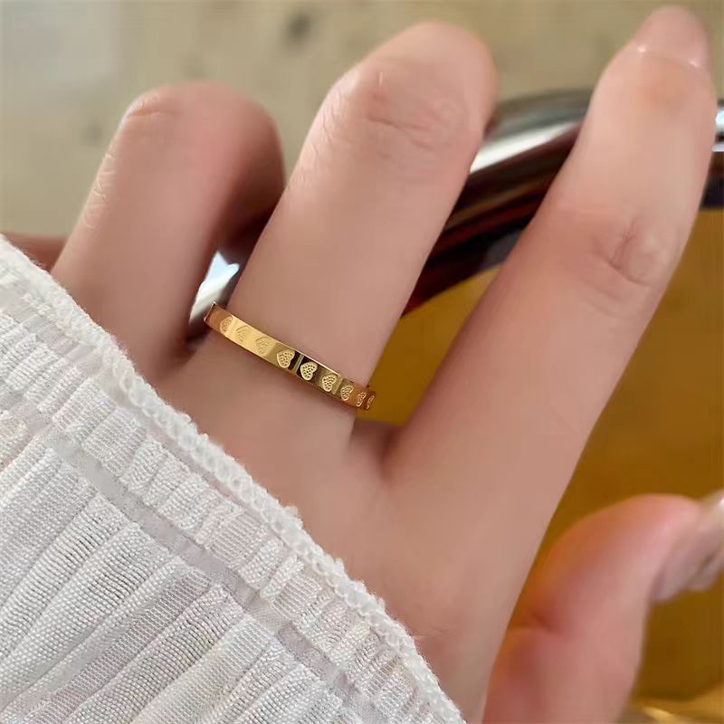 เงาไทเทเนียมเหล ็ ก Love Heart Full Circle Ring, วัสดุสแตนเลสจะไม ่ จางหายหรูหราแฟชั ่ น Unique, เหมาะสําหรับผู ้ ชายผู ้ หญิงแหวนคู ่