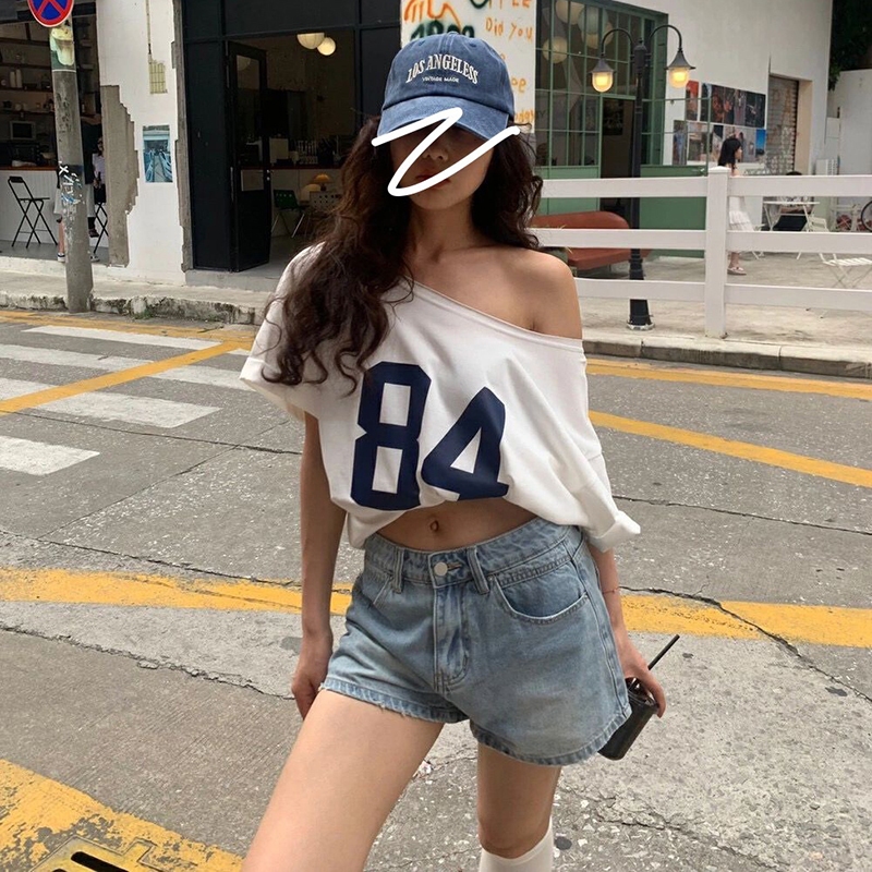 แปลก ทัส เสื้อยืดลําลองไม่สมมาตรแขนสั้นหมายเลขอเนกประสงค์ฤดูร้อนสตรีทบรรยากาศสไตล์แฟชั่นการออกแบบอาวุโส2024ใหม่สุดฮอต