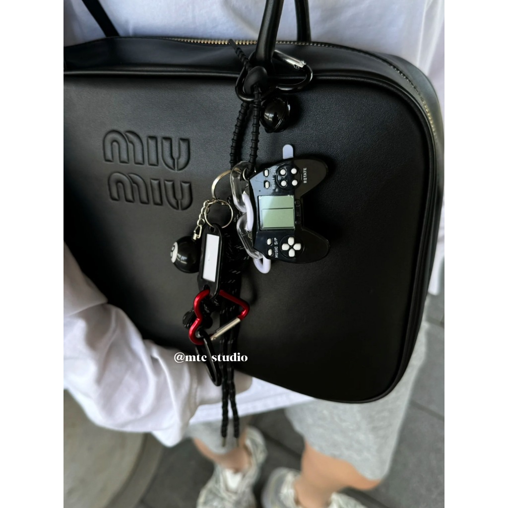 แฟชั่น Niche Design Bag Pendant miu Series กระเป๋าที่ไม่ซ้ํากันตกแต่ง Retro เกมคอนโซลจี้พวงกุญแจรถคู่สไตล์ Creative Carabiner กระเป๋านักเรียนจี้สไตล์ใหม่