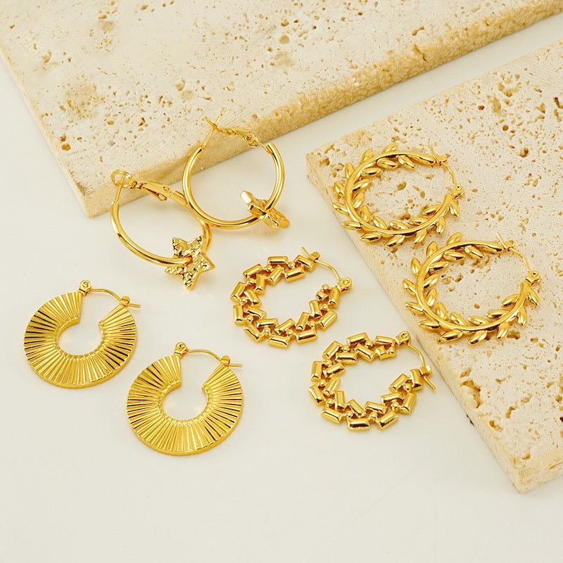 Ht ที่ไม่ซ้ํากันโอ้อวดต่างหูเหล็กไทเทเนียมหญิง Niche Design Hollow สแตนเลสชุบ 18K Gold ต่างหูต่างหู Non-Fading