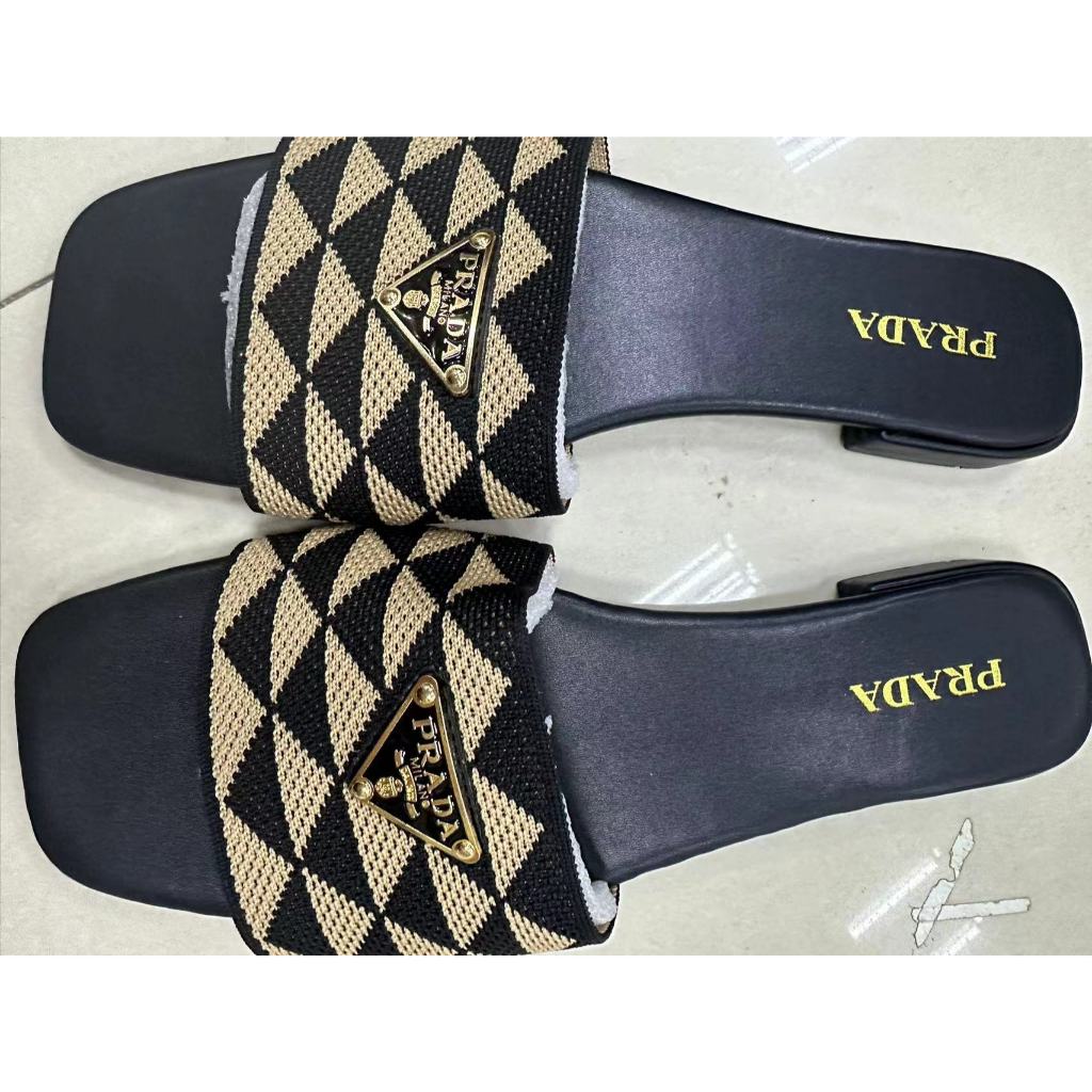 ใหม่ รองเท้าแตะลําลอง ส้นเตี้ย ปักลาย P RA DA ทรงสามเหลี่ยม สําหรับสตรี 2023
