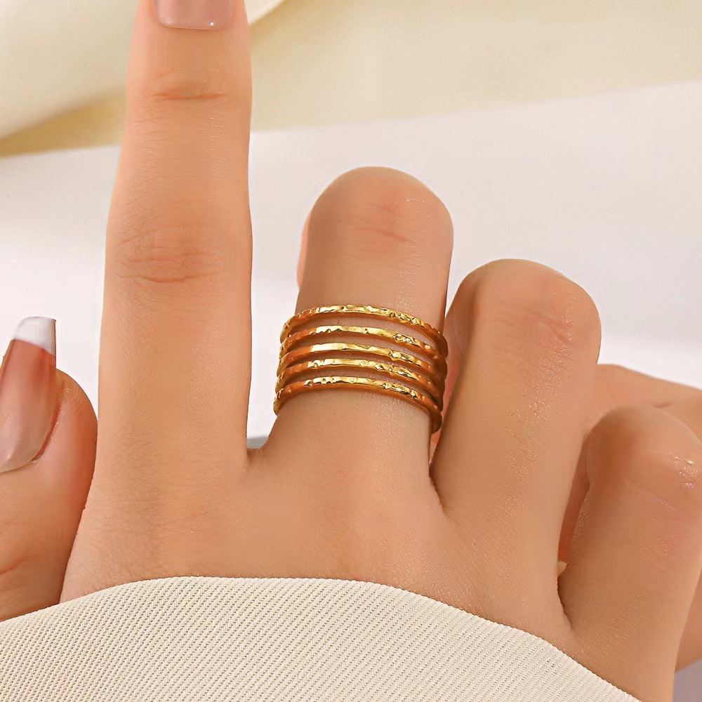 แหวนสายห้าชั้นเหล็กไทเทเนียมเงาฮิปฮอปเฉพาะแหวนเย็นยอดนิยมหญิง 18K Gold-Plated เปิดแหวนสแตนเลส