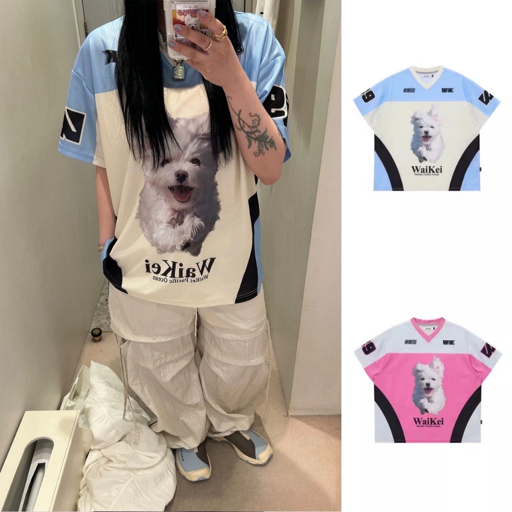 เสื้อยืดผู้หญิงคอวี สไตล์เกาหลี ขนาดใหญ่ พิมพ์ลายน่ารัก ทรงหลวม แบรนด์ท้องถิ่น ลายบาสเกตบอล/ฟุตบอล 2567
