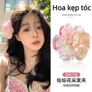 2024 สาวใหม่กิ๊บติดผมดอกไม้ด้านข้างหัวบอลกิ๊บติดผมขอบดอกเคมีเลียเหมาะสําหรับบรรยากาศของภาพ