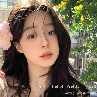 2024 สาวใหม่กิ๊บติดผมดอกไม้ด้านข้างหัวบอลกิ๊บติดผมขอบดอกเคมีเลียเหมาะสําหรับบรรยากาศของภาพ