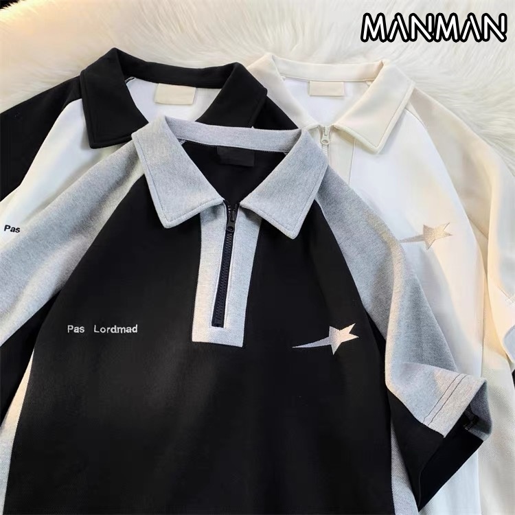 MANMAN เสื้อโปโลผู้ชาย แนบครึ่งซิปแขนสั้น หลวมบนคอปก สไตล์อเมริกันแบบสบาย ๆ