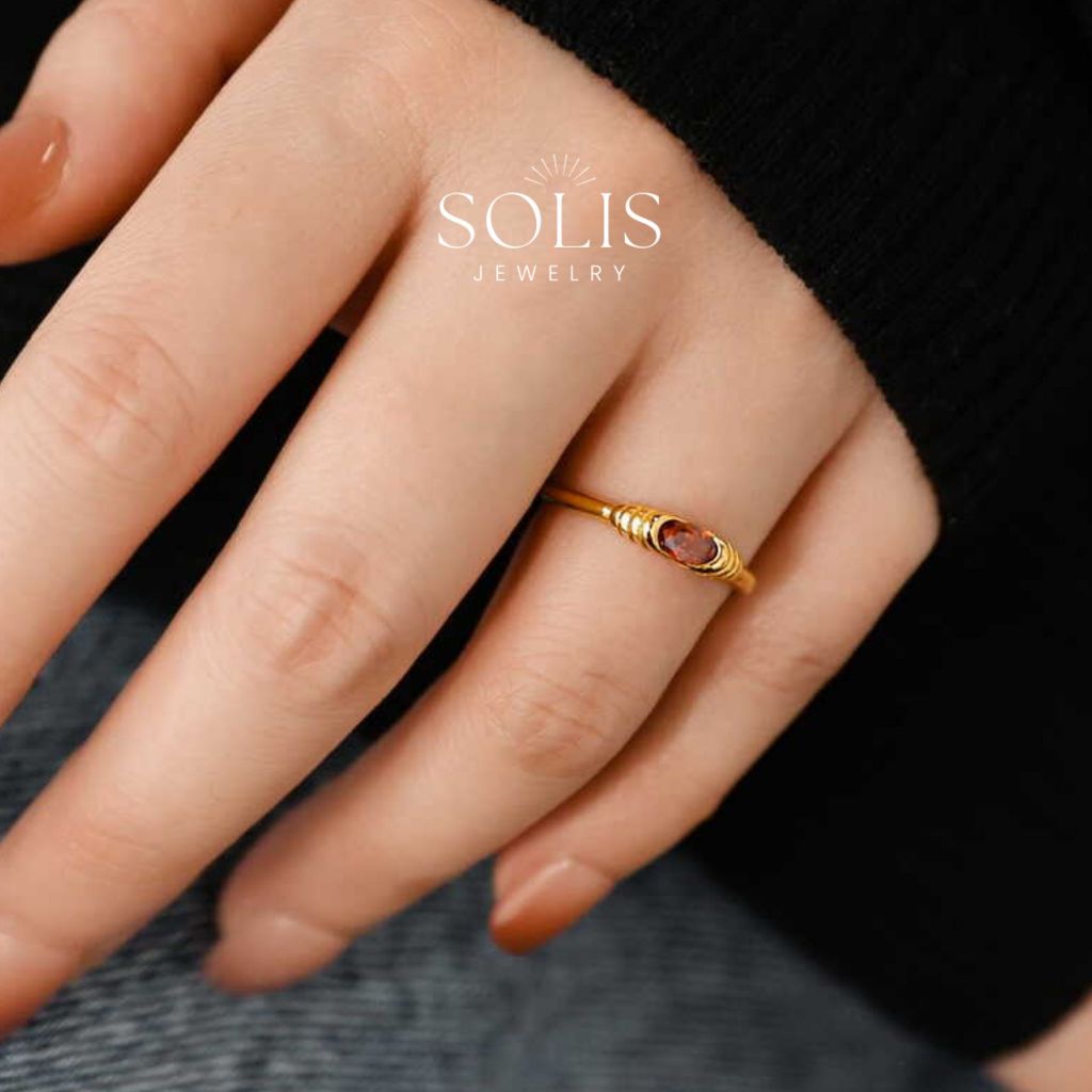 แหวนทองเพชรสีแดงทับทิม • กันน้ําไม่ซีดจาง Tarnish • แหวนทอง 18K 316L สแตนเลสแหวนเหล็กไทเทเนียมสําหรับผู้หญิงผู้ชาย RG405