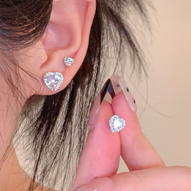 All-match Sparkling Love Heart ต่างหูผู้หญิงสไตล์ใหม่ต่างหูขายร้อนหรูหรา Niche ออกแบบเฉพาะ High-End ต่างหูผู้หญิง ราคา ถูกที่สุด ดีลบีเคเค แกลเลอรีภาพที่ 2