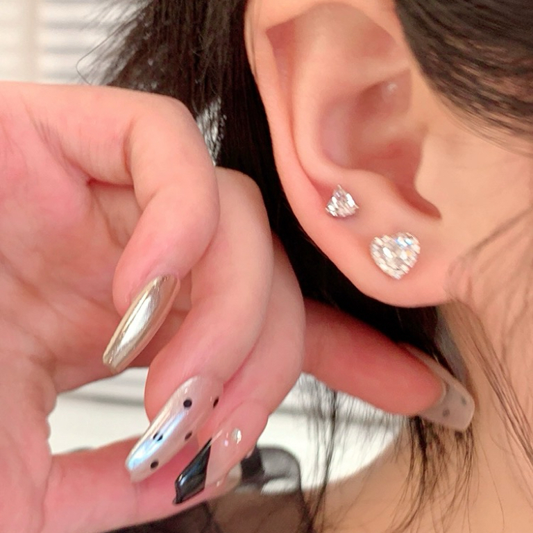 All-match Sparkling Love Heart ต่างหูผู้หญิงสไตล์ใหม่ต่างหูขายร้อนหรูหรา Niche ออกแบบเฉพาะ High-End ต่างหูผู้หญิง ราคา ถูกที่สุด ดีลบีเคเค แกลเลอรีภาพที่ 5