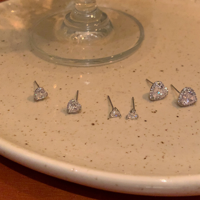 All-match Sparkling Love Heart ต่างหูผู้หญิงสไตล์ใหม่ต่างหูขายร้อนหรูหรา Niche ออกแบบเฉพาะ High-End ต่างหูผู้หญิง ราคา ถูกที่สุด ดีลบีเคเค แกลเลอรีภาพที่ 9
