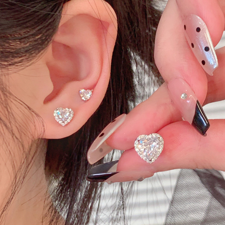 All-match Sparkling Love Heart ต่างหูผู้หญิงสไตล์ใหม่ต่างหูขายร้อนหรูหรา Niche ออกแบบเฉพาะ High-End ต่างหูผู้หญิง ราคา ถูกที่สุด ดีลบีเคเค แกลเลอรีภาพที่ 4