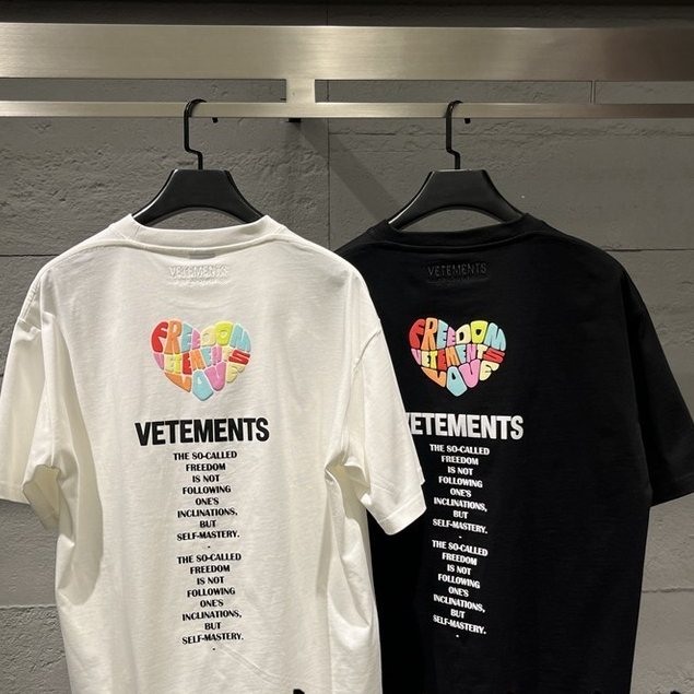 Vetements VETEMENTS 2024 ฤดูร้อนผู้ชายผู้หญิงสไตล์ที่ไม่ซ้ํากันพิมพ์เสื้อยืดแขนสั้น
