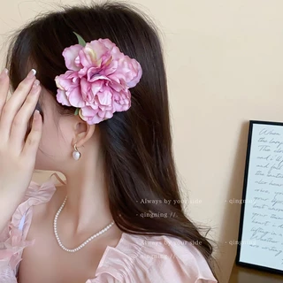 2024 สาวใหม่กิ๊บติดผมดอกไม้ด้านข้างหัวบอลกิ๊บติดผมขอบดอกเคมีเลียเหมาะสําหรับบรรยากาศของภาพ