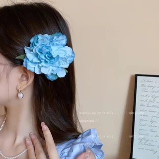 2024 สาวใหม่กิ๊บติดผมดอกไม้ด้านข้างหัวบอลกิ๊บติดผมขอบดอกเคมีเลียเหมาะสําหรับบรรยากาศของภาพ
