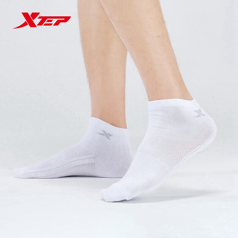 XTEP ถุงเท้าผู้ชาย 5 คู่ สีสลับแบบกีฬา ออกแบบมาเพื่อผิวแห้ง เป็นมิตรกับผิว