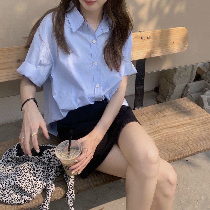 Floerns เสื้อเชิ้ตแขนสั้นพับแขนได้ กระดุมหน้า สีพื้นคอปก เชิ้ตสไตล์เกาหลี