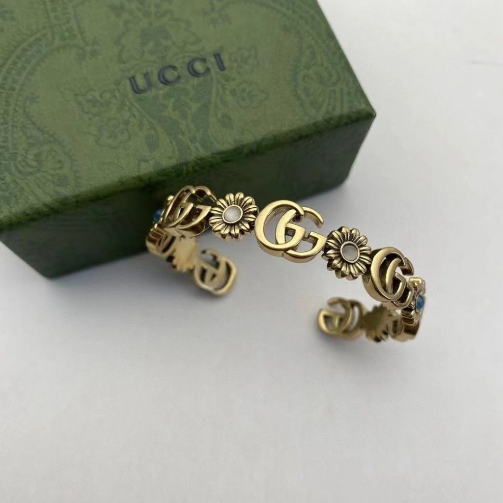 Retro Daisy Letter ดอกไม้สร้อยข้อมือเหล็กไทเทเนียม Simple All-Match สร้อยข้อมือสแตนเลส
