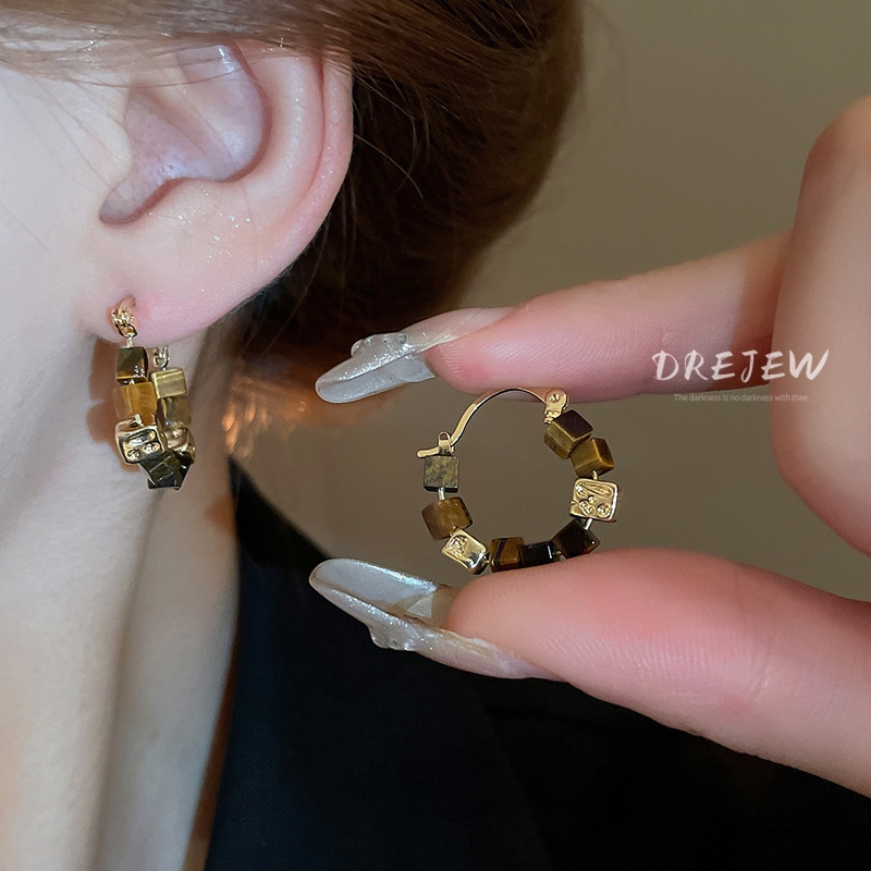 DREJEW 18K gold square tiger eye stone ต่างหูลูกปัดแฟชั่นต่างหูหรูหราเรียบง่ายและระดับไฮเอนด์ต่างหูย้อนยุค ไม่แพ้ง่าย