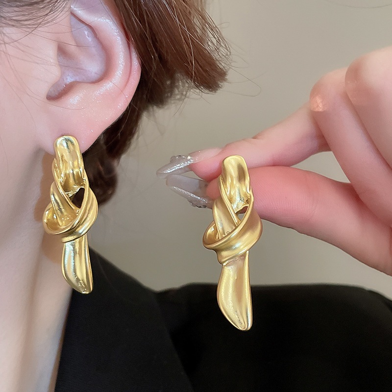 Minimalist Metallic Knot ต่างหูเรขาคณิตยุโรปและอเมริกาบุคลิกภาพ Commuting Temperament niche high-end ต่างหูสําหรับผู้หญิง