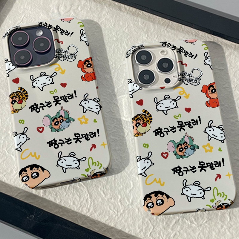 Crayon Shin-ChanสําหรับIPhone 15 14 13 12 11 Pro Max X XR Xs Max 8 7 6s Plus SE 2020 Brightก๋วยเตี๋ยวสี่ขนมปังป้องกันกล้องกันกระแทกปกหลังเคสโทรศัพท์Qhgc