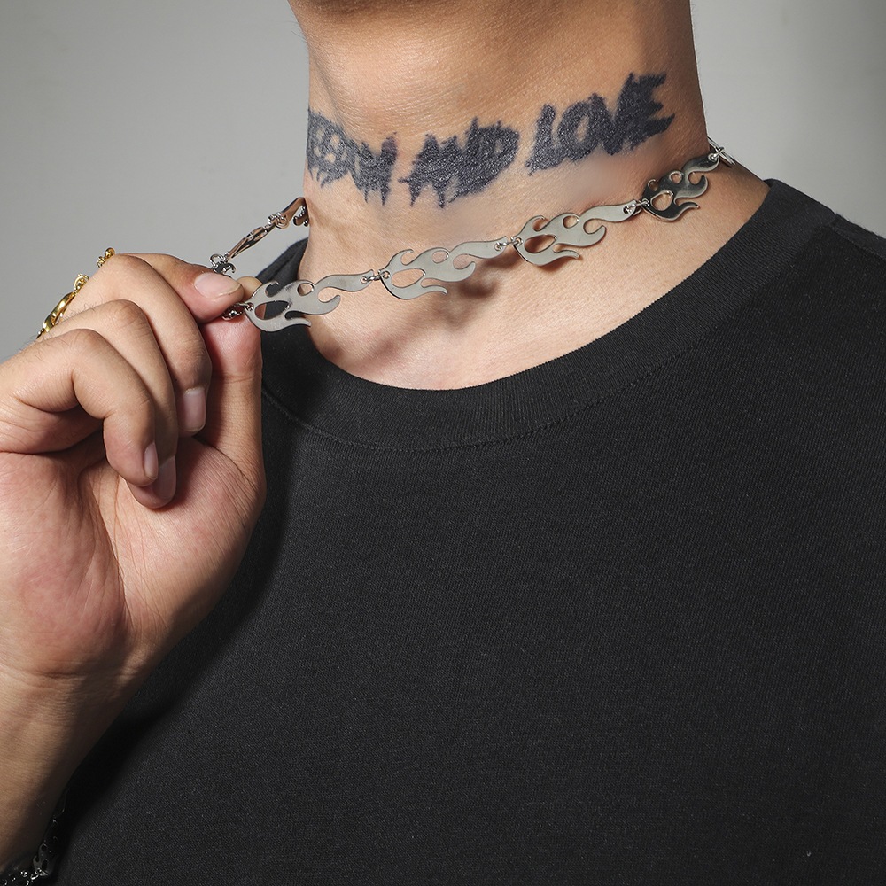 สร้อยคอเปลวไฟ 22213 อุปกรณ์เสริมสร้อยคอสไตล์สีเข้มเข้ากันทั้งหมด