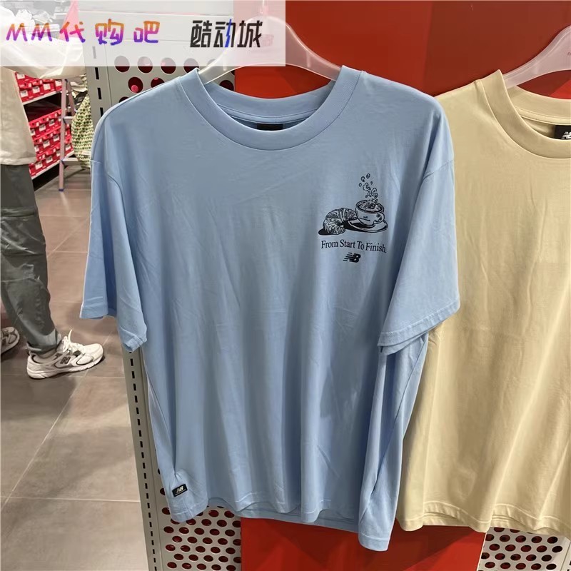 New Balance NB เสื้อยืดแขนสั้นกีฬาลําลองสําหรับบุรุษใหม่ AMT31561