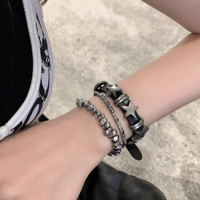 สร้อยข้อมือหนัง จี้ดาวแฟชั่น ผู้หญิง เข้ากับทุกชุด thumbnail 3