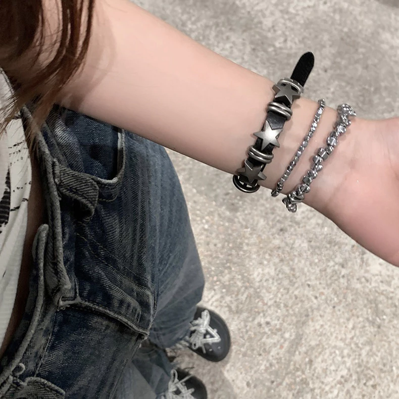 สร้อยข้อมือหนัง จี้ดาวแฟชั่น ผู้หญิง เข้ากับทุกชุด thumbnail 4
