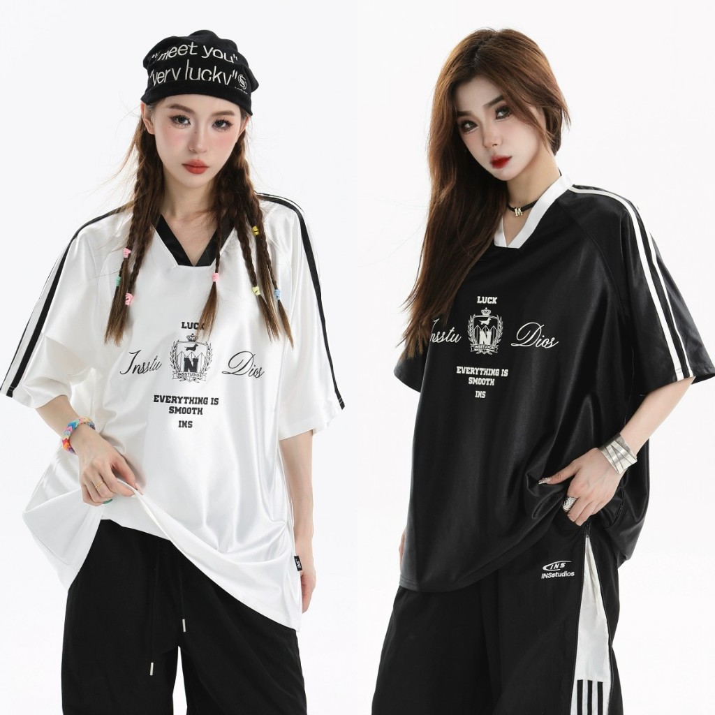 เสื้อยืด unisex สไตล์อเมริกัน retro sport เสื้อยืดแขนสั้นคอวี jersey Oversize หลวมสบายๆเสื้อคู่ Street สวมใส่สําหรับเด็กผู้หญิง
