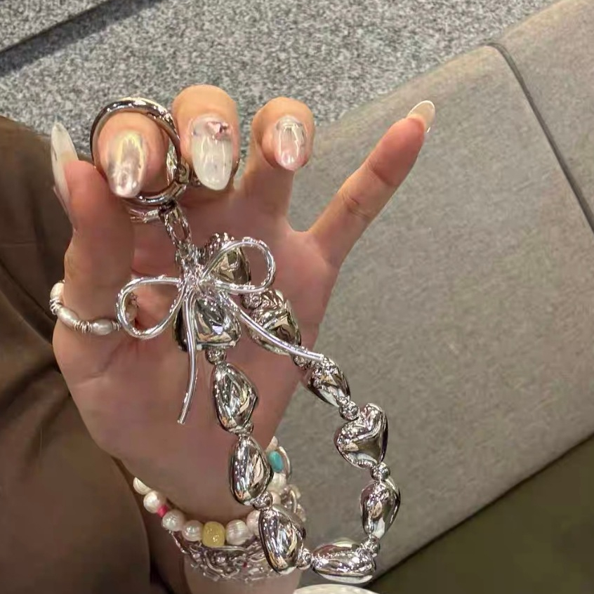 โซ่รักเงินแบกลูก พลอยเทียม หัวใจกลวงเต็มไปด้วยสร้อยข้อมือลูกปัดเพชรข้อมือแขวนตกแต่งกรณีโทรศัพท์มือถือ รวมกัน