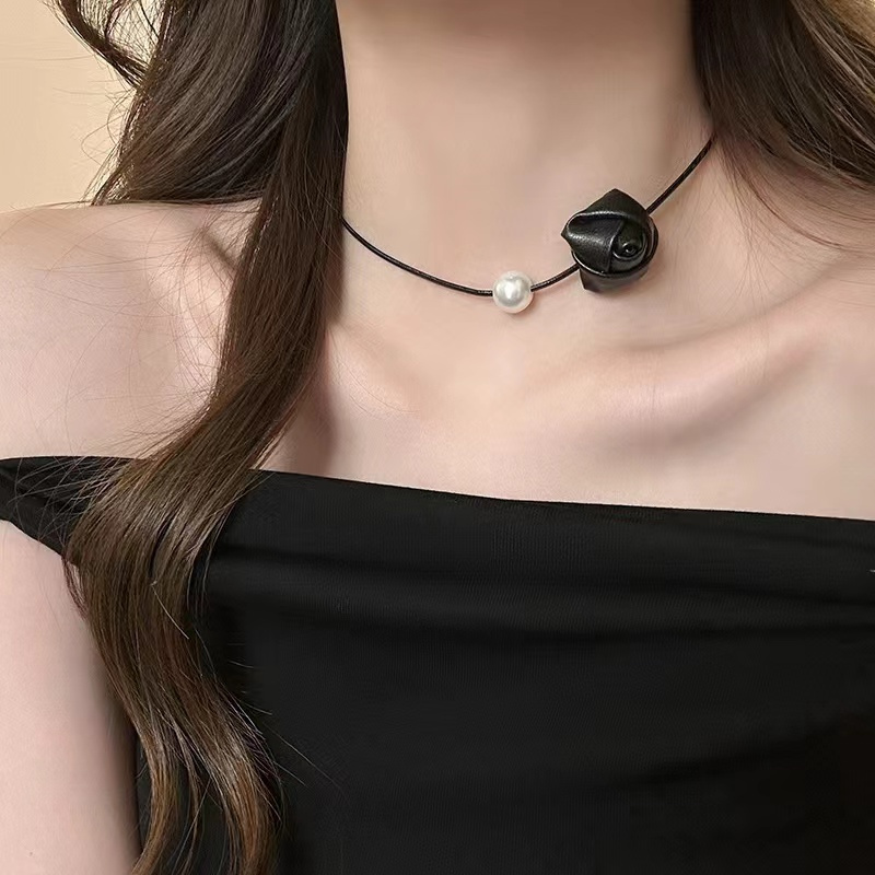 สร้อยคอไข่มุกกุหลาบเค้นคอการออกแบบเฉพาะสร้อยคอระดับไฮเอนด์ผู้หญิงสไตล์ใหม่อุปกรณ์เสริมปลอกคอขายดี