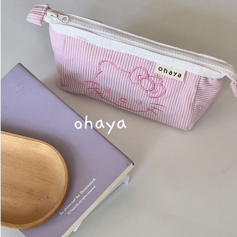 Oya 丨D147 hello kitty Corduroy pen Case รูปทรงเรือเรียบง่าย กระเป๋าใส่ปากกาสีชมพู เครื่องเขียน กระเป๋าเก็บเครื่องสําอาง